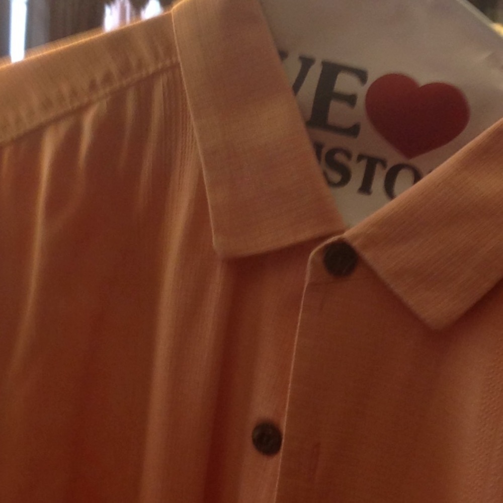 Men's short sleeve shirt.